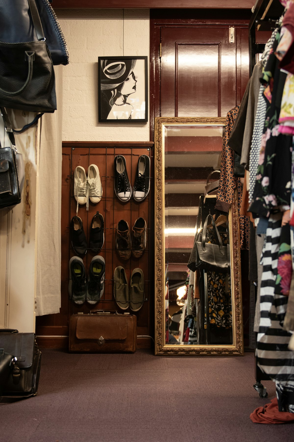 Shoe rack and gold mirror in the fitting corner